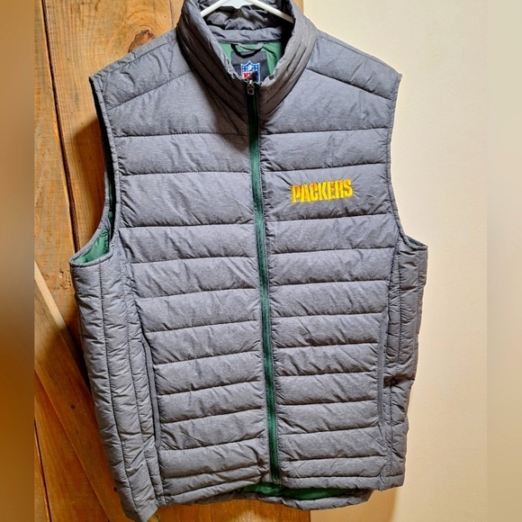 An NFL Green Bay Packers puffer vest in a mens size medium. NWT with no flaws. - Picture 1 of 9